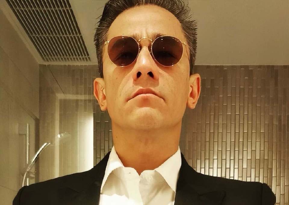 香港知名男星满头白发，遭前女友嫌弃没车没房，未结成婚至今单身(图8)