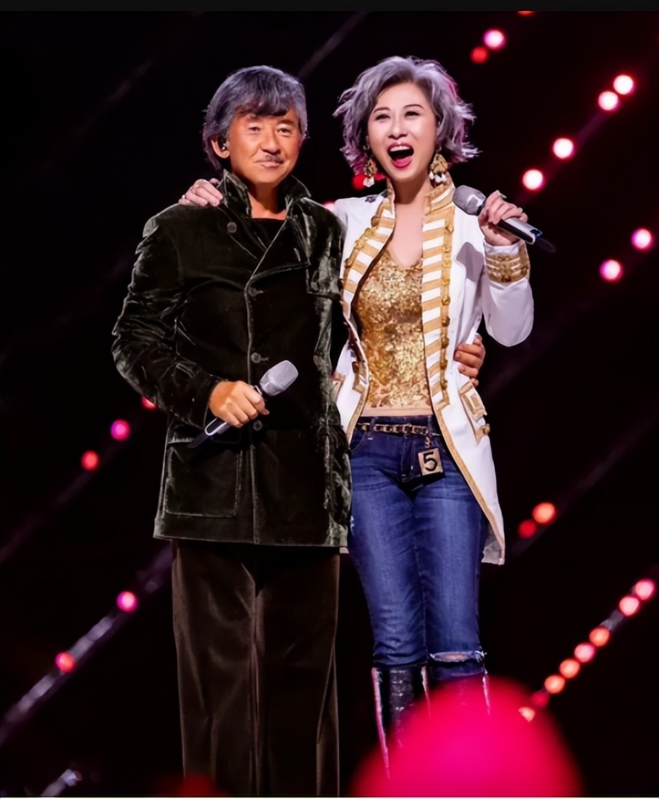 香港著名男星颈部现斑点，进食时眼神涣散，