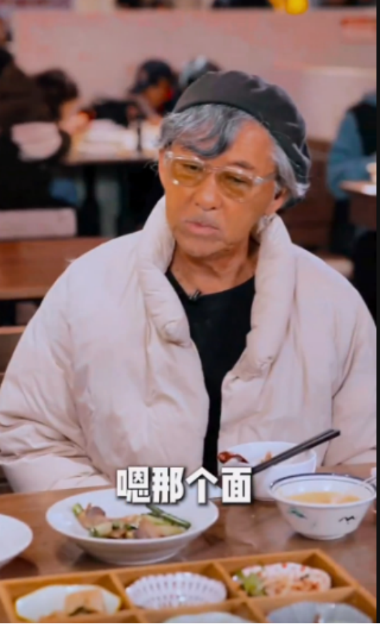 香港著名男星颈部现斑点，进食时眼神涣散，粉丝担心演唱会强度(图2)