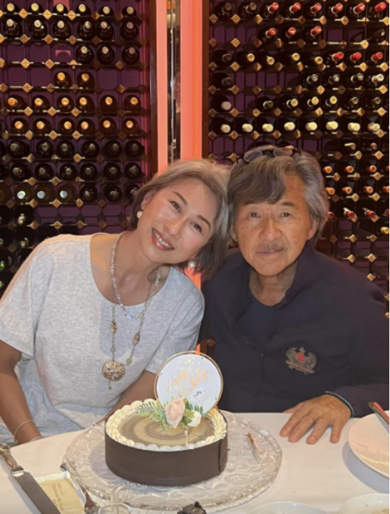 香港著名男星颈部现斑点，进食时眼神涣散，粉丝担心演唱会强度(图5)