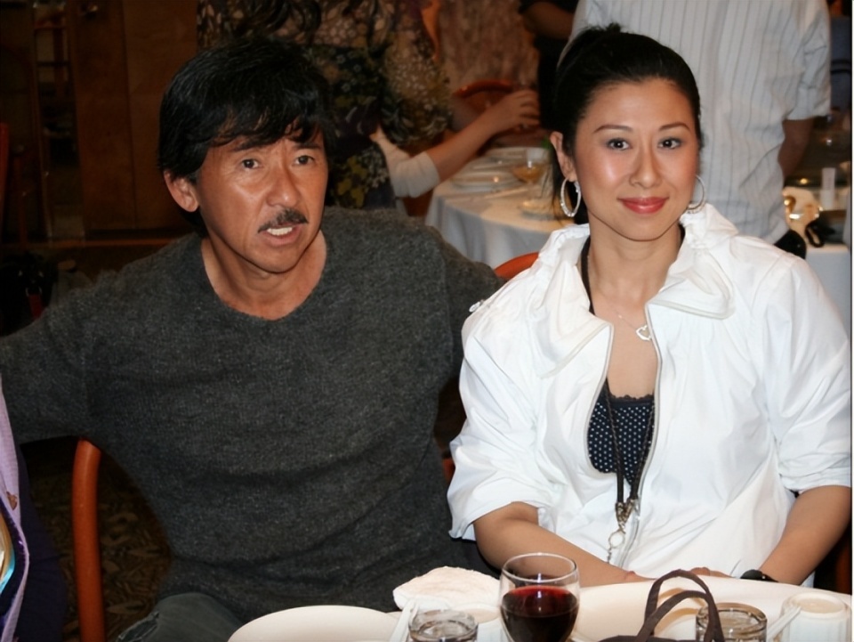 香港著名男星颈部现斑点，进食时眼神涣散，粉丝担心演唱会强度(图4)