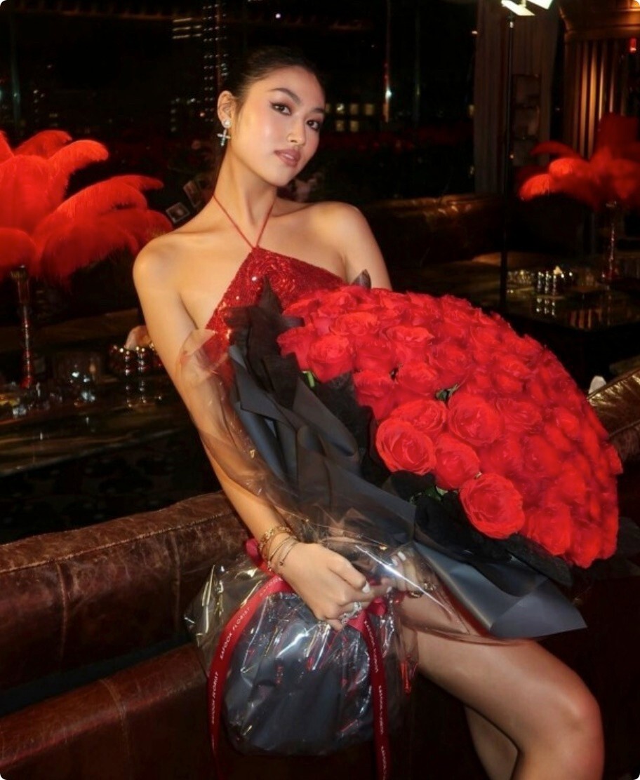 任达华女儿生日照太惊艳，性感美艳大长腿，21岁颜值不输超模妈妈(图1)