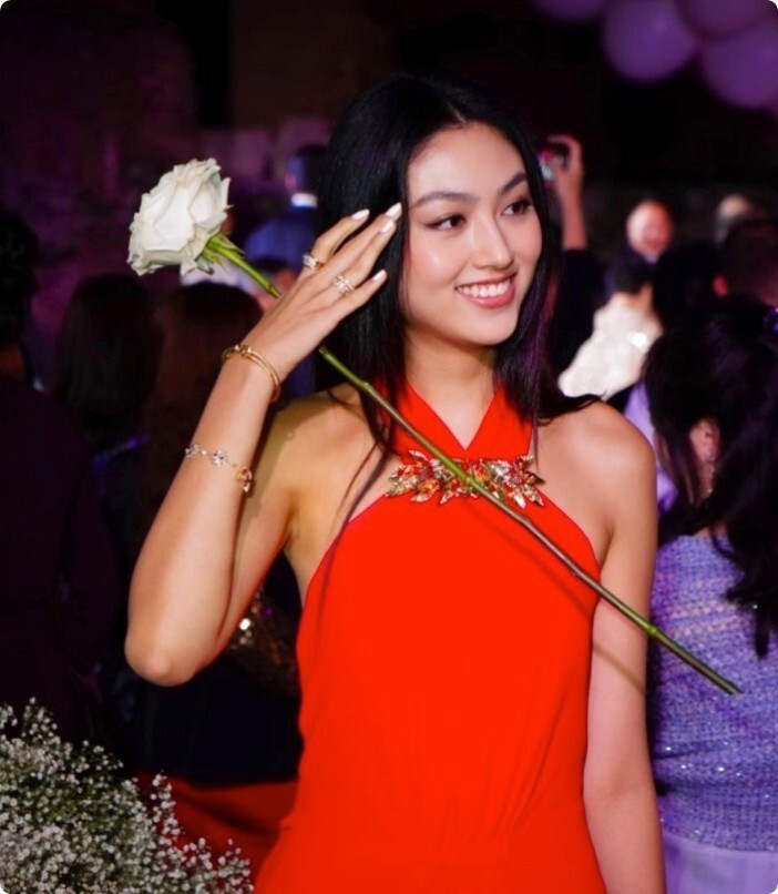 任达华女儿生日照太惊艳，性感美艳大长腿，21岁颜值不输超模妈妈(图3)