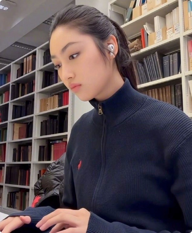 任达华女儿生日照太惊艳，性感美艳大长腿，21岁颜值不输超模妈妈(图11)