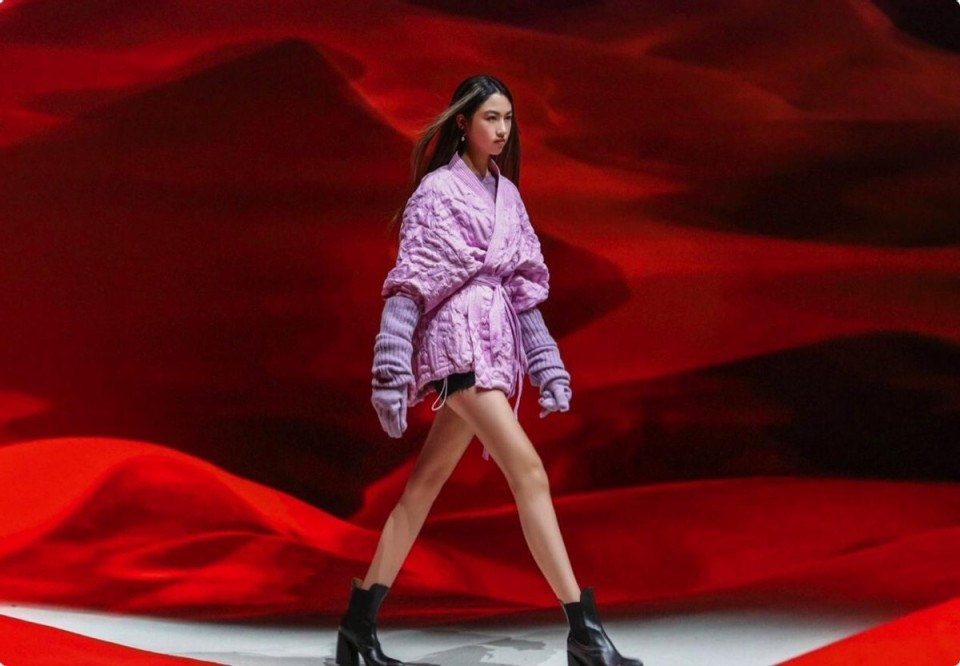 任达华女儿生日照太惊艳，性感美艳大长腿，21岁颜值不输超模妈妈(图10)