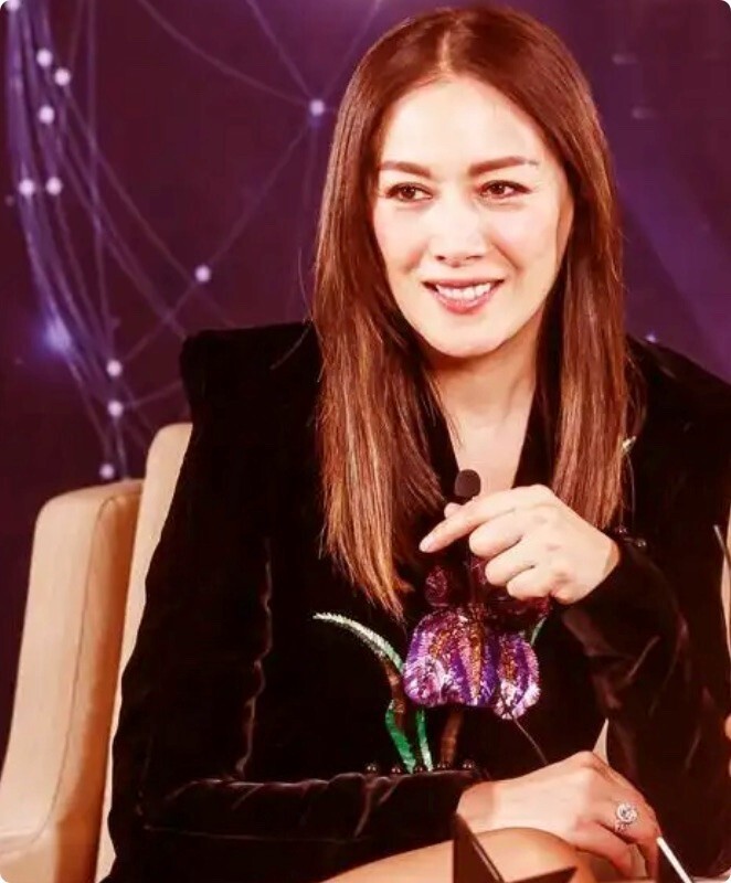 任达华女儿生日照太惊艳，性感美艳大长腿，21岁颜值不输超模妈妈(图15)