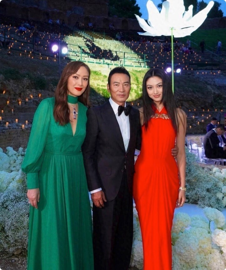 任达华女儿生日照太惊艳，性感美艳大长腿，21岁颜值不输超模妈妈(图17)