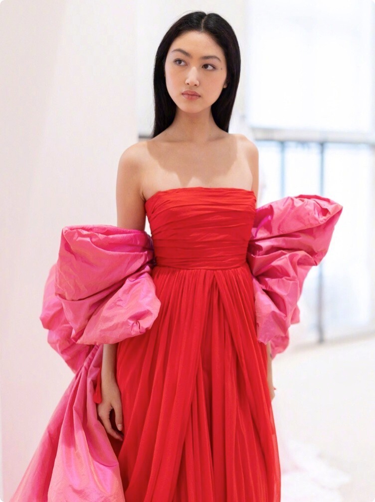 任达华女儿生日照太惊艳，性感美艳大长腿，21岁颜值不输超模妈妈(图18)