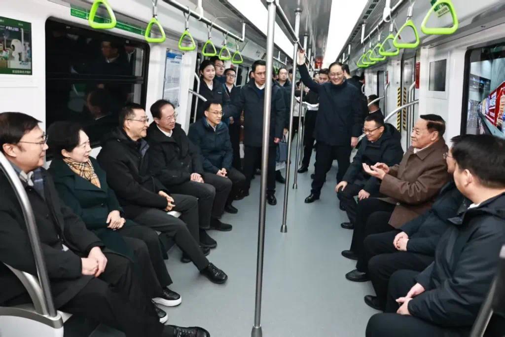 济南地铁三线齐发，市委书记等领导与市民代表共乘地铁调研(图2)