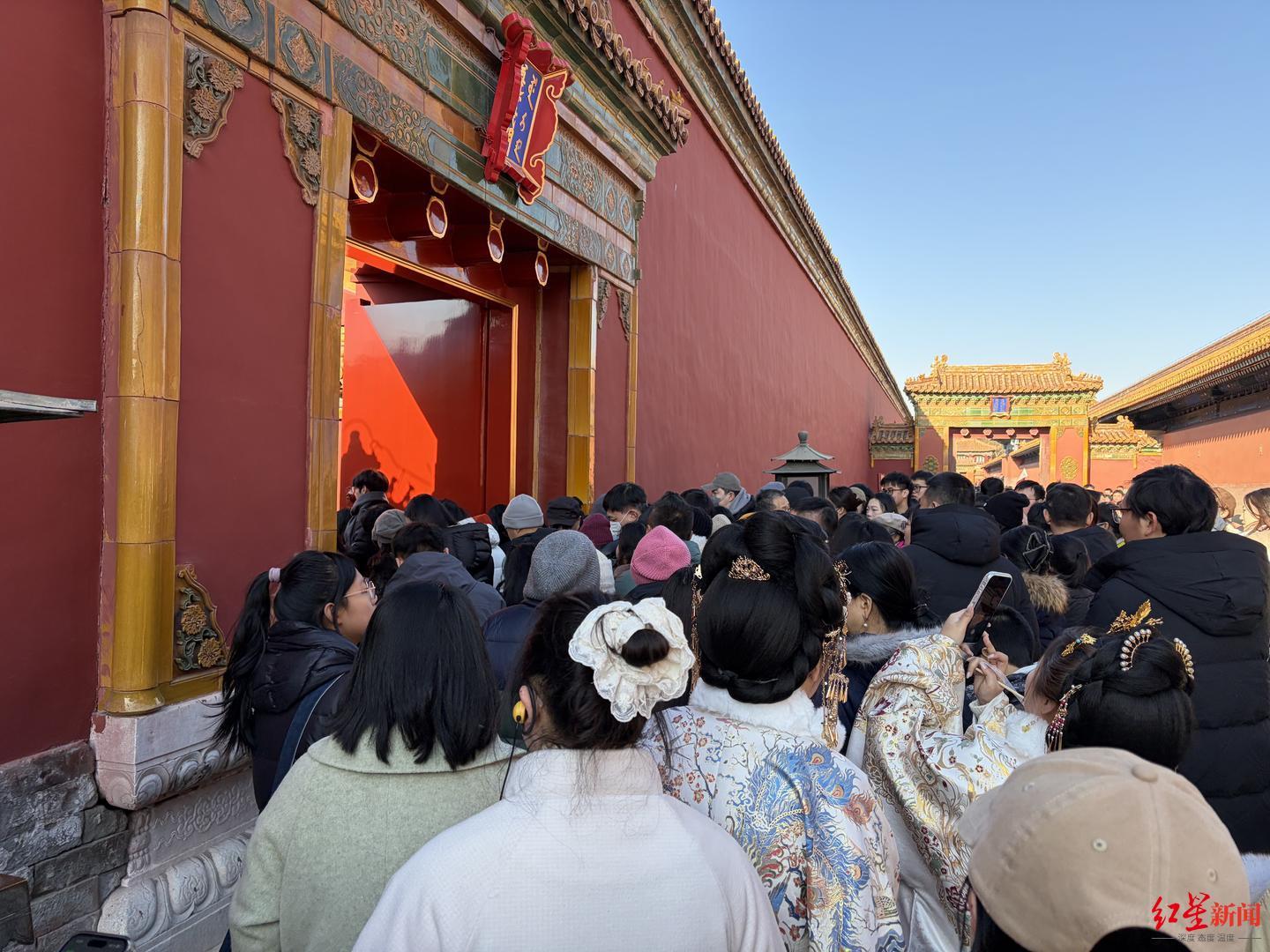 故宫养心殿时隔10年重开，首个周末实探：高峰期限流，看三希堂要“靠身体”(图4)