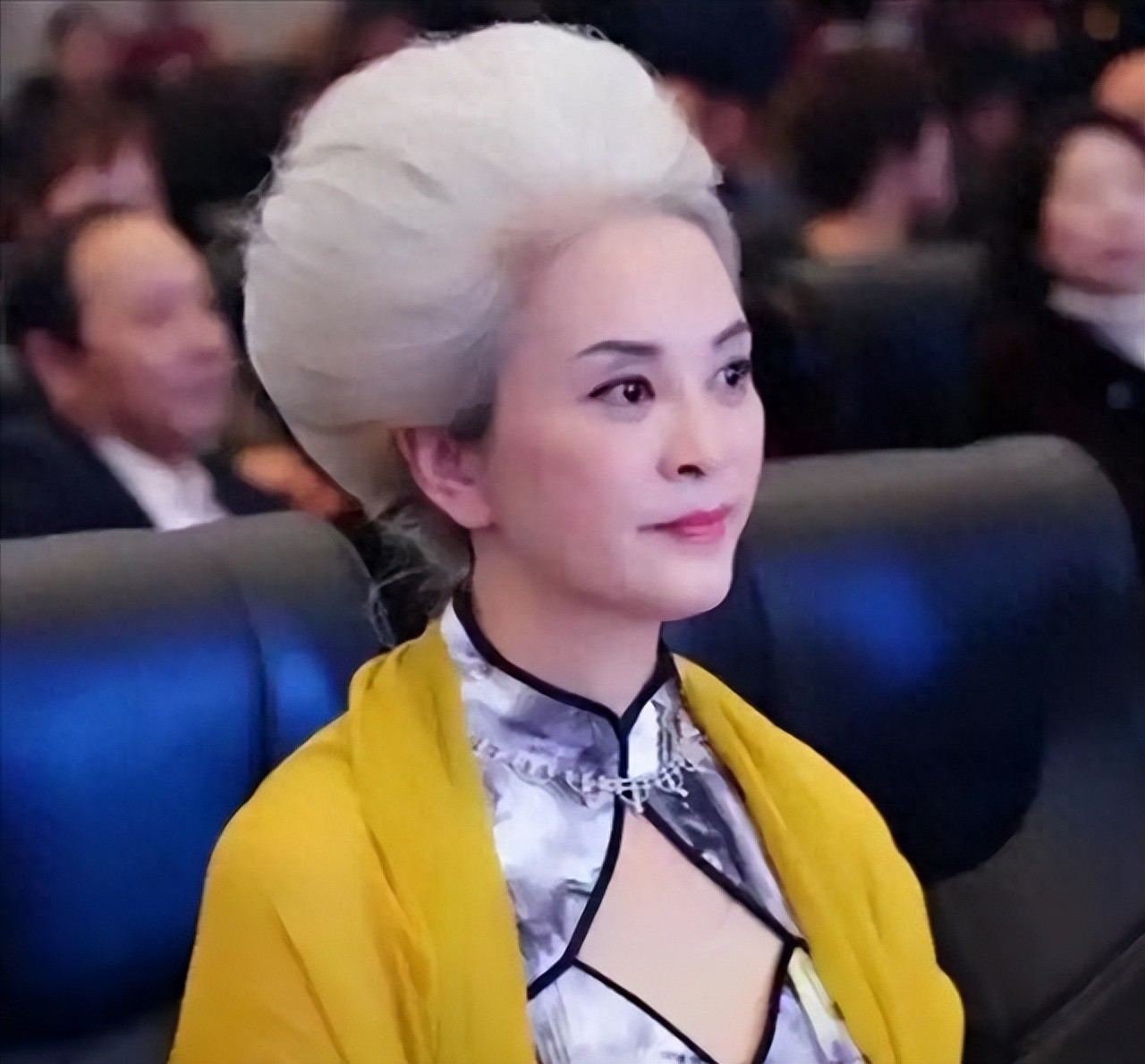 她两度瘫痪，遭丈夫抛弃后一夜白头，64岁惊艳众人成央视超模！(图1)