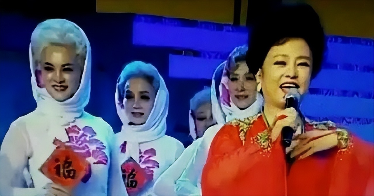 她两度瘫痪，遭丈夫抛弃后一夜白头，64岁惊艳众人成央视超模！(图4)