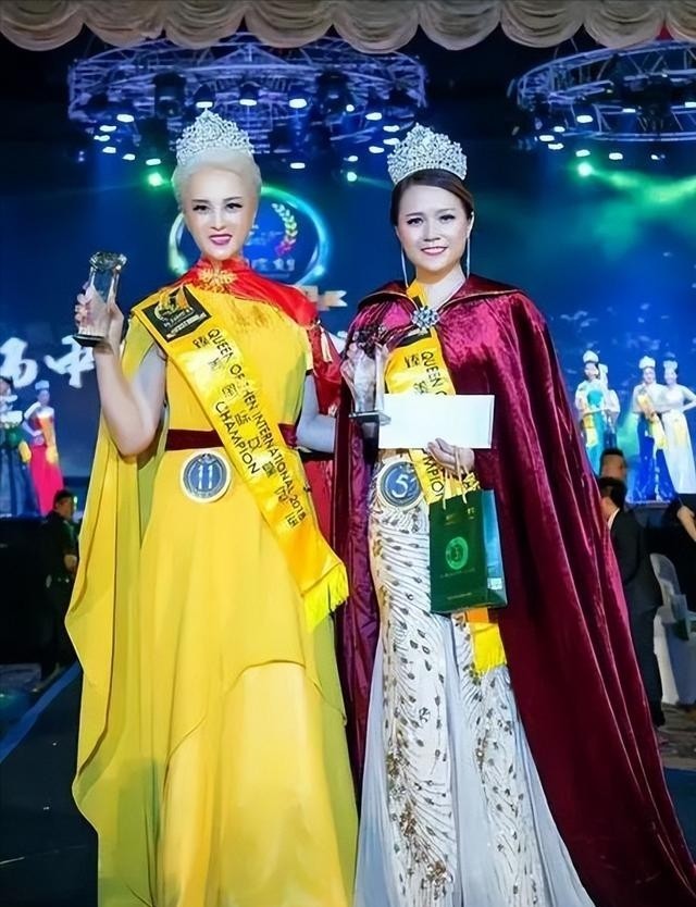 她两度瘫痪，遭丈夫抛弃后一夜白头，64岁惊艳众人成央视超模！(图6)