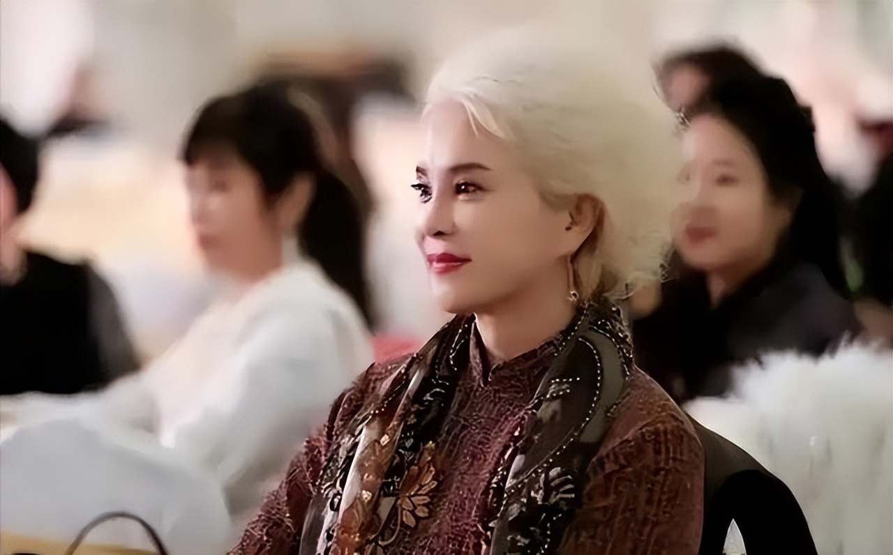 她两度瘫痪，遭丈夫抛弃后一夜白头，64岁惊艳众人成央视超模！(图9)