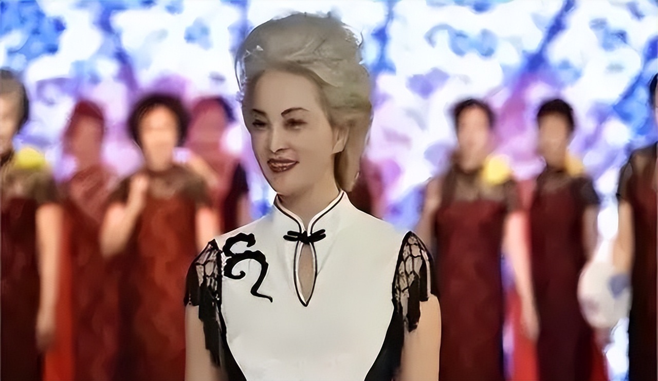 她两度瘫痪，遭丈夫抛弃后一夜白头，64岁惊艳众人成央视超模！(图8)