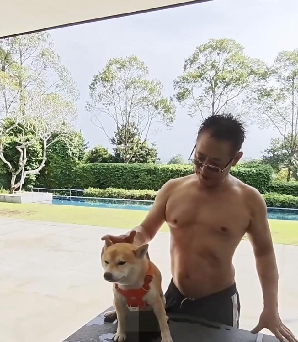 李连杰回新加坡过圣诞，抱狗与俩女儿在别墅庆祝，利智也在没露脸(图5)