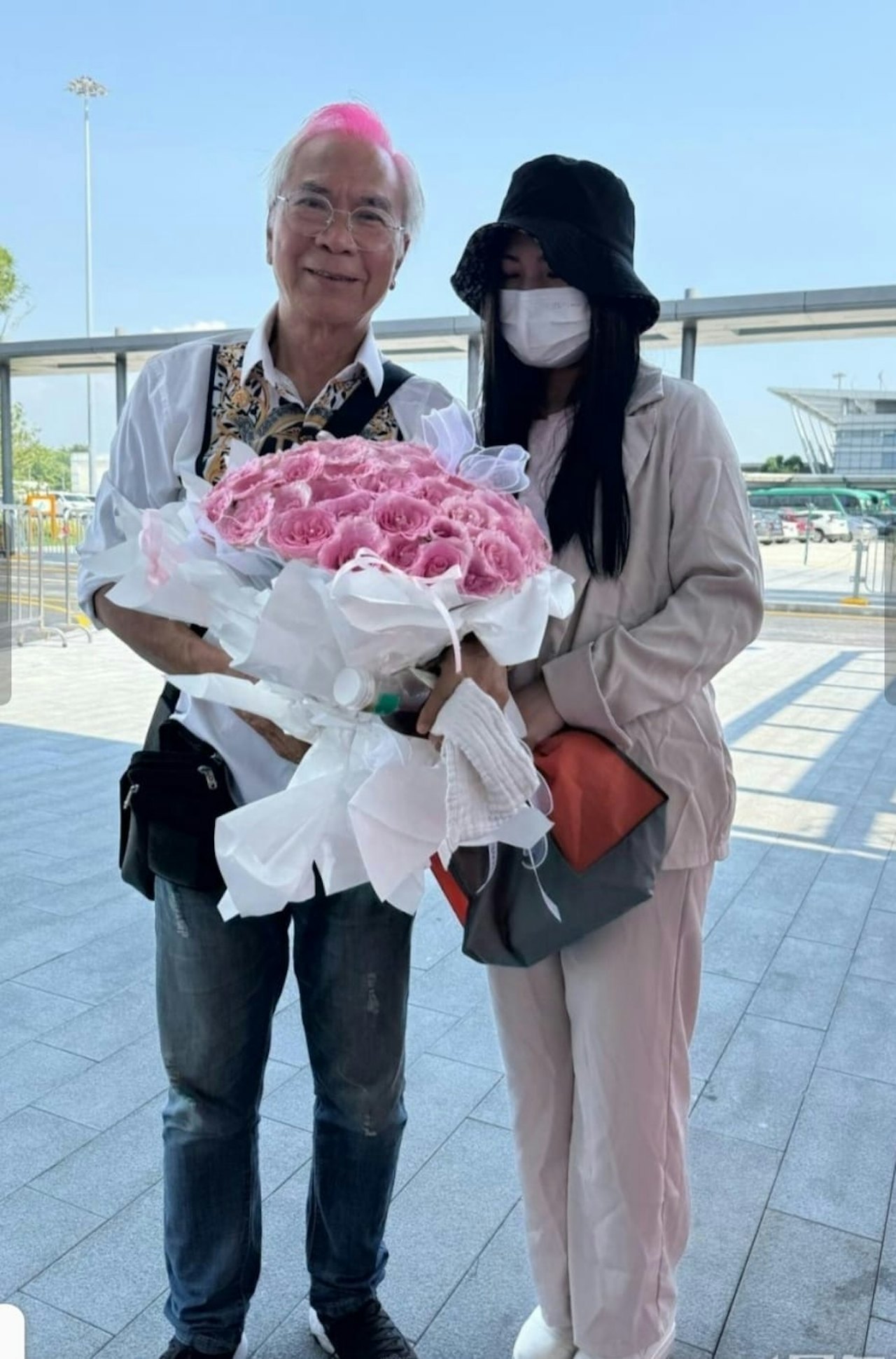 75岁港星小36岁未婚妻被曝已婚，冬至与丈夫在老家吃饭，儿子16岁(图6)