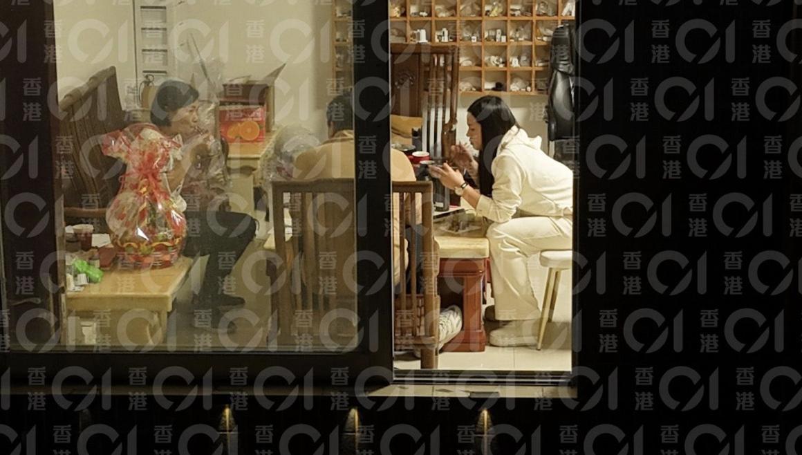 75岁港星小36岁未婚妻被曝已婚，冬至与丈夫在老家吃饭，儿子16岁(图3)