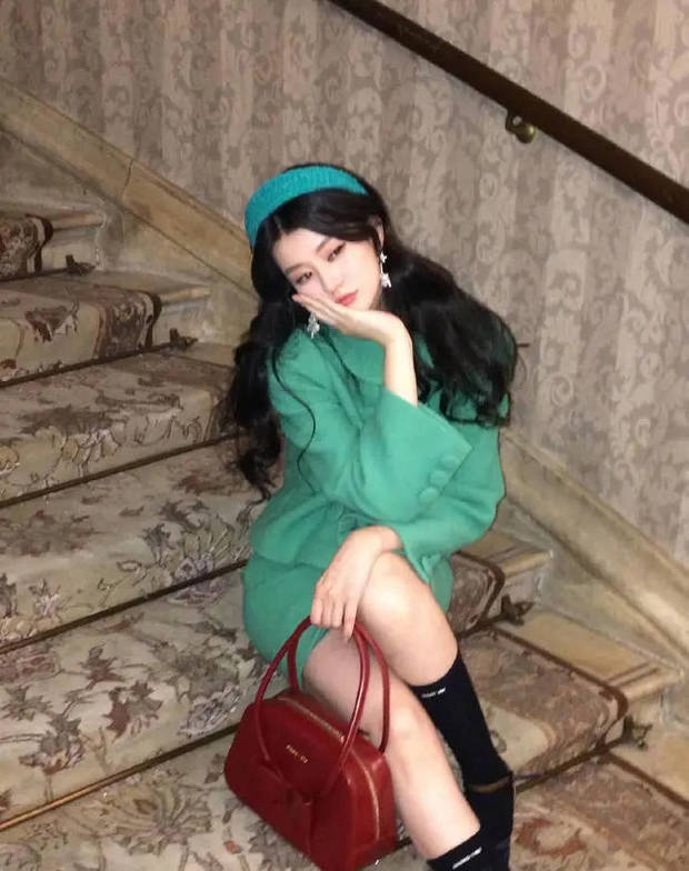 乔欣红绿撞色穿搭贵气千金范十足(图1)