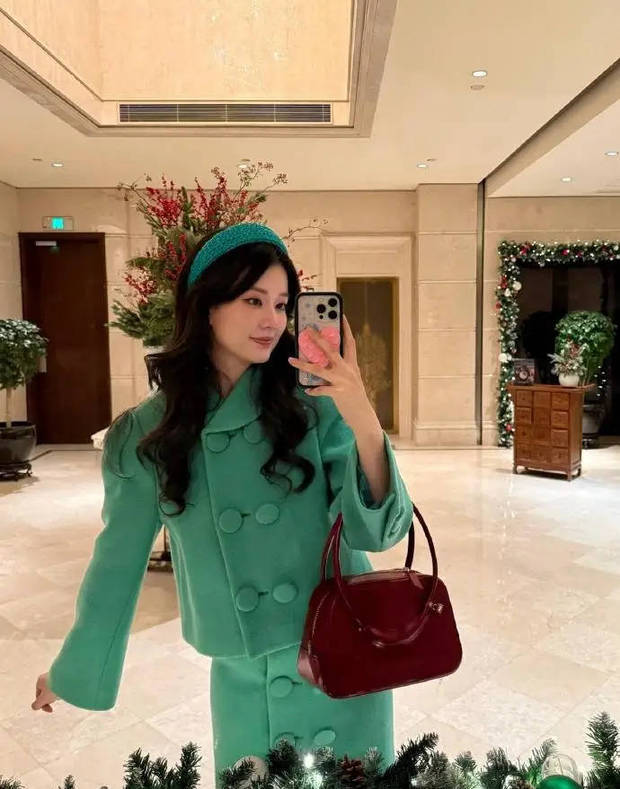 乔欣红绿撞色穿搭贵气千金范十足(图4)