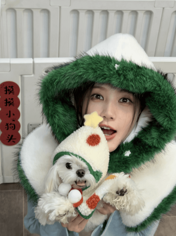 李一桐抱小狗拍照，笑容灵动又俏皮(图1)