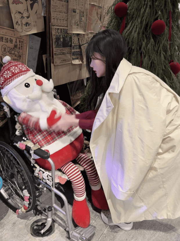 李一桐抱小狗拍照，笑容灵动又俏皮(图2)