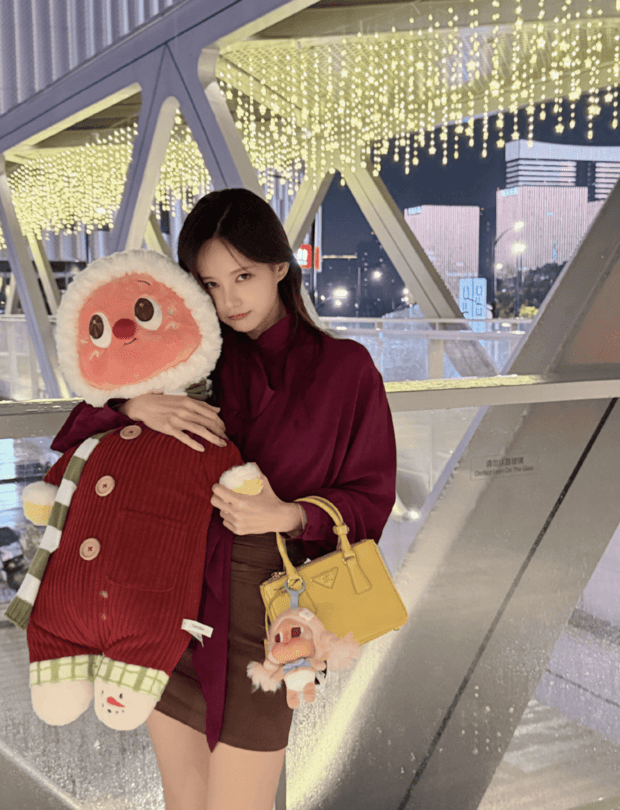 李一桐抱小狗拍照，笑容灵动又俏皮(图3)