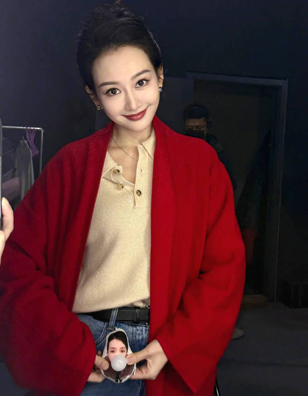 王鸥穿大红外套明艳动人 对镜头甜笑比心超养眼(图3)