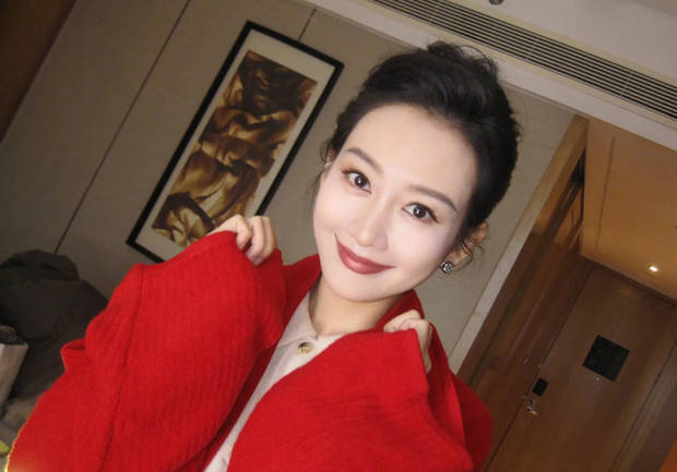 王鸥穿大红外套明艳动人 对镜头甜笑比心超养眼(图2)