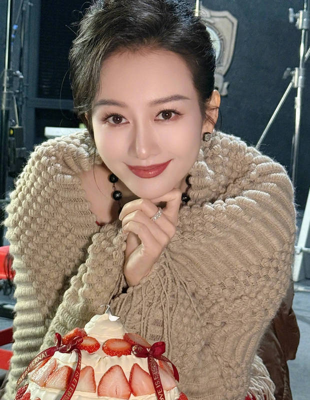 王鸥穿大红外套明艳动人 对镜头甜笑比心超养眼(图4)