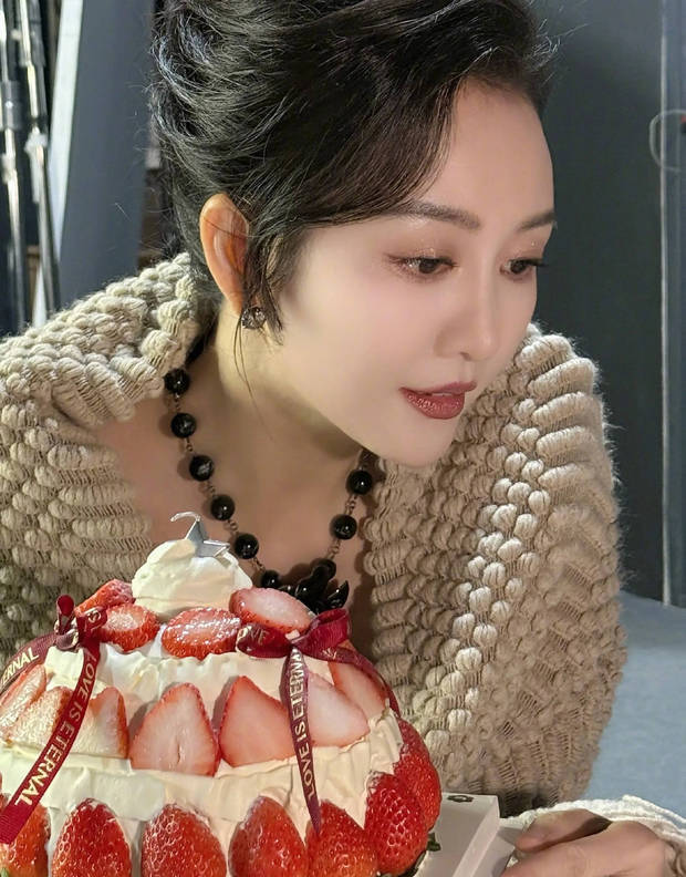 王鸥穿大红外套明艳动人 对镜头甜笑比心超养眼(图5)