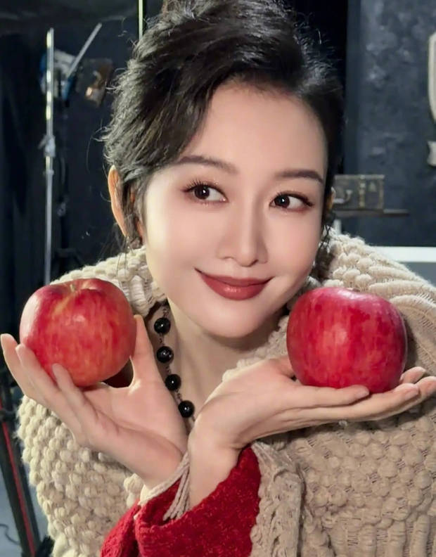 王鸥穿大红外套明艳动人 对镜头甜笑比心超养眼(图6)