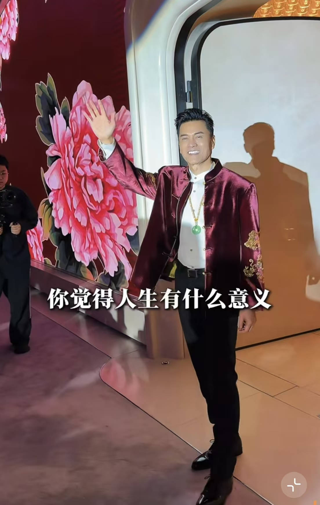 70岁吕良伟近状曝光！头发茂密声音洪亮，网友：“真是逆生长”(图3)