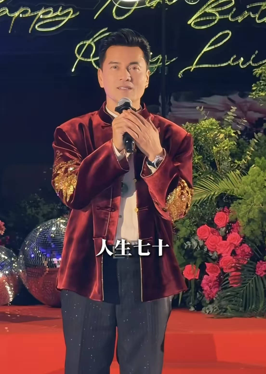 70岁吕良伟近状曝光！头发茂密声音洪亮，网友：“真是逆生长”(图1)