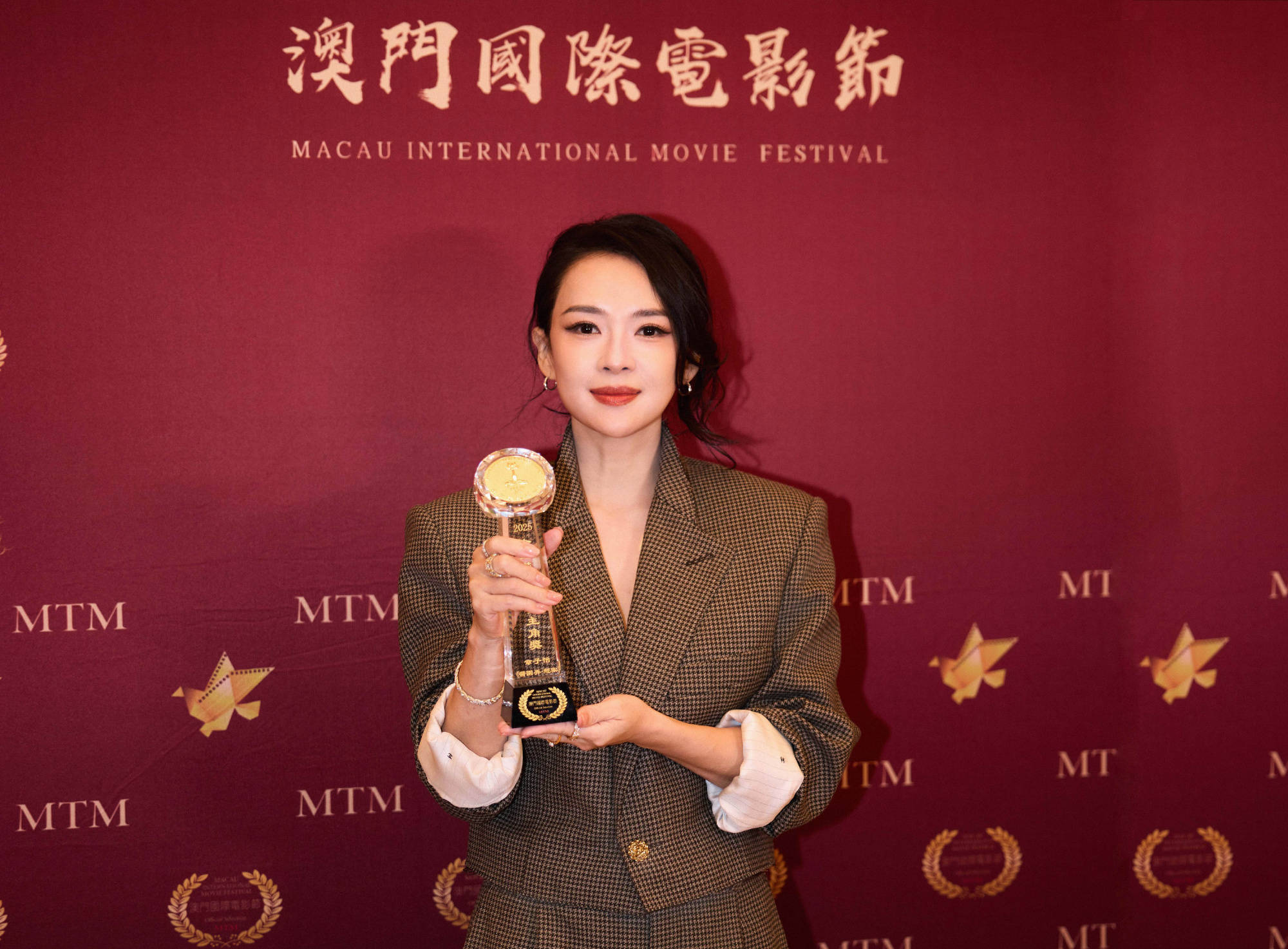 章子怡四封金莲花影后！与奖杯拍照心情大好