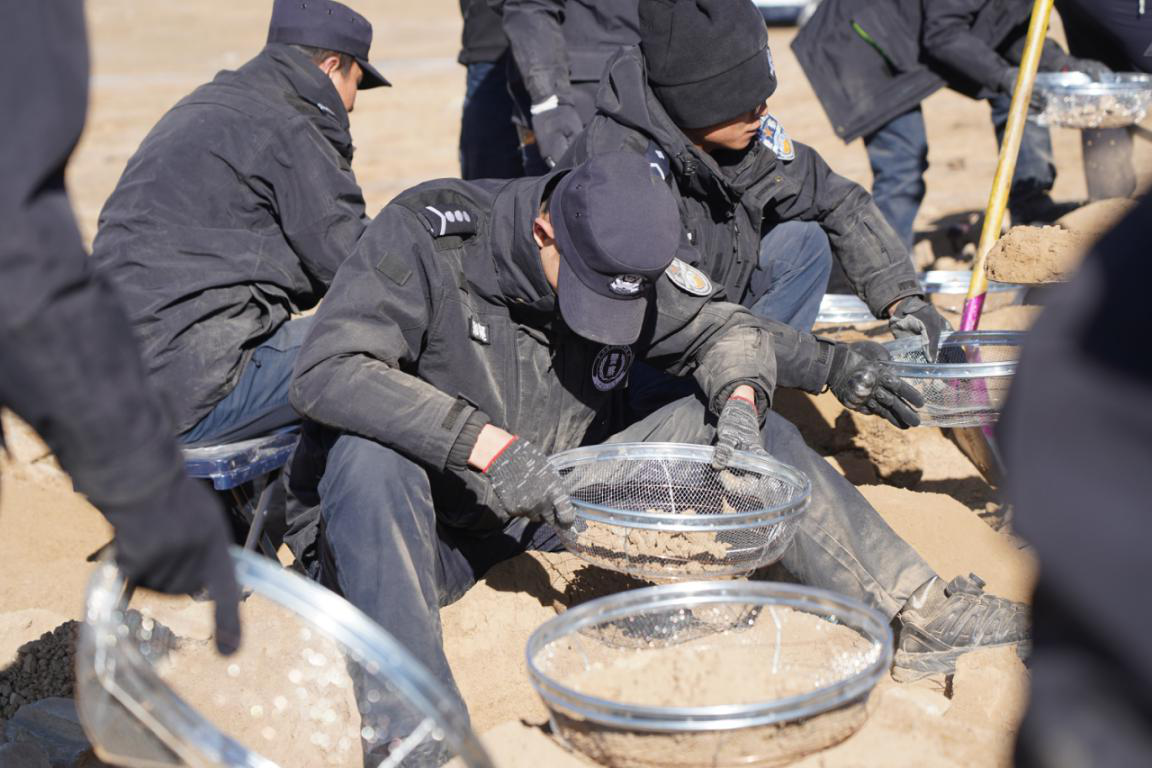 青海警方破获16年前杀人埋尸案：两嫌疑人被抓获，警察挖掘40立方米泥土找到受害人遗骸(图2)