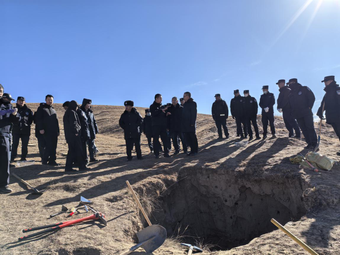 青海警方破获16年前杀人埋尸案：两嫌疑人被抓获，警察挖掘40立方米泥土找到受害人遗骸(图1)