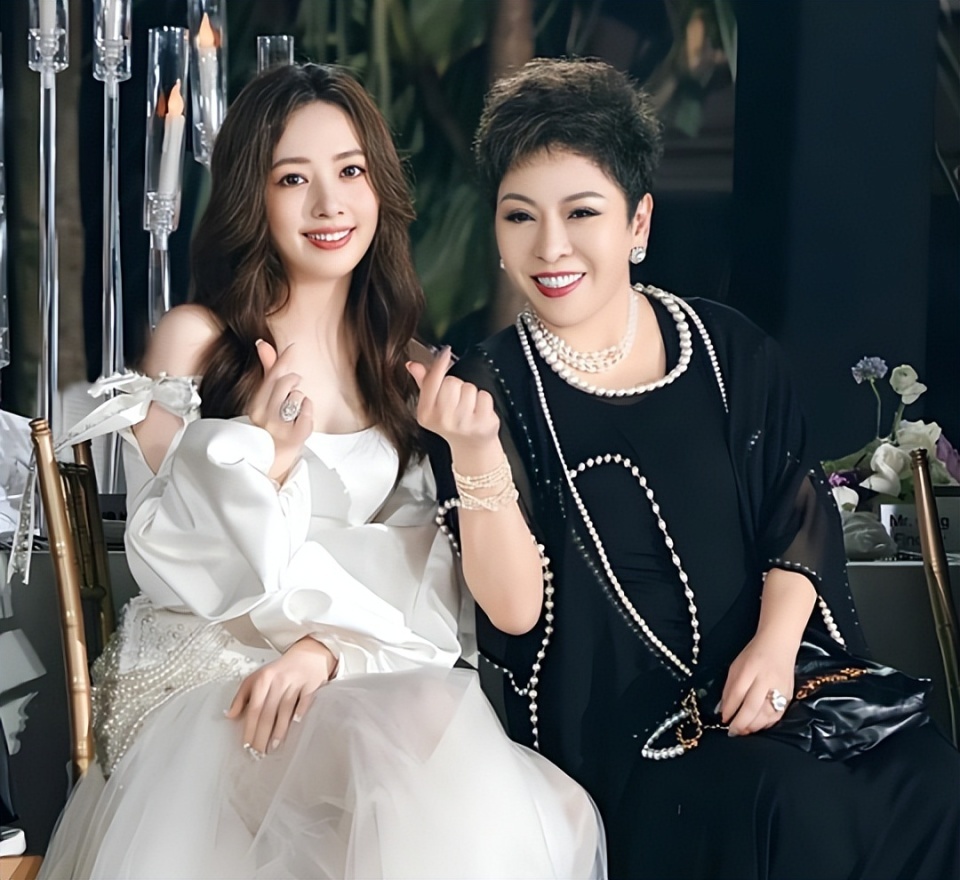 郭碧婷面相变了？长得越来越像向太了？