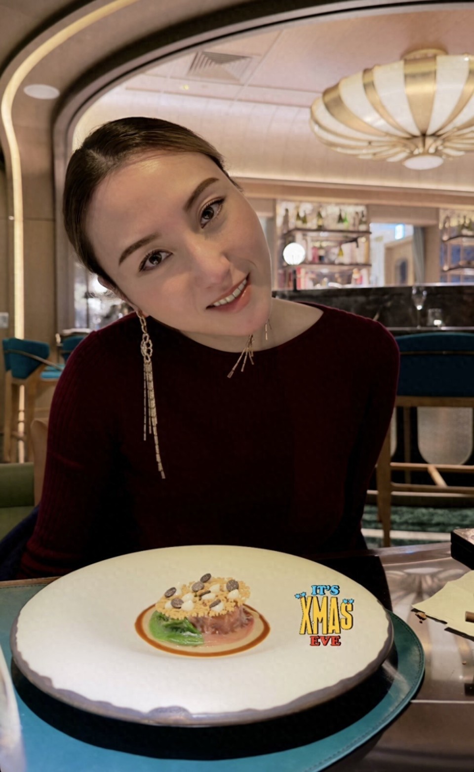 何超云平安夜盛装赴约，穿酒红色长裙明艳动人，被曝交往了新男友(图1)