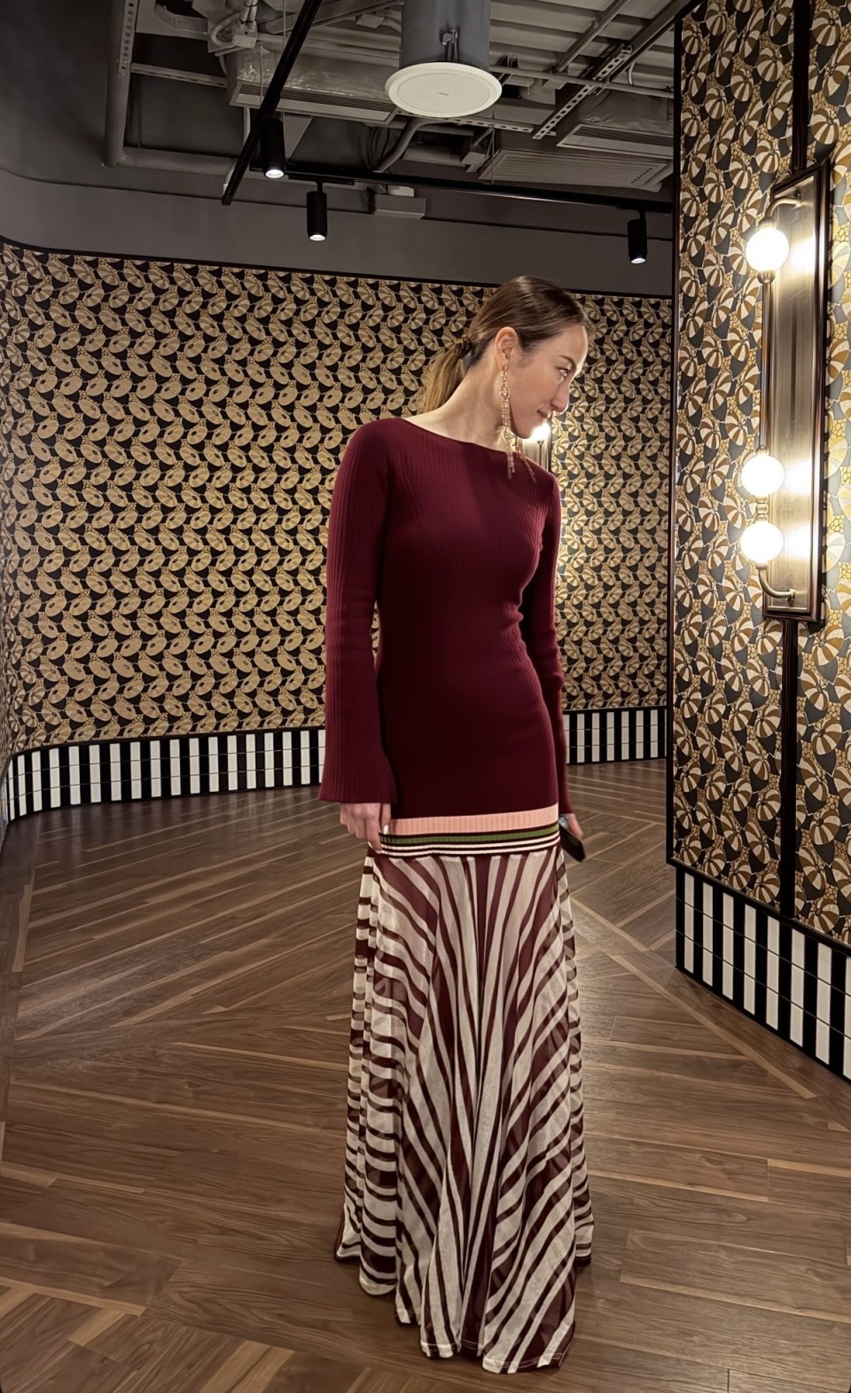 何超云平安夜盛装赴约，穿酒红色长裙明艳动人，被曝交往了新男友(图2)