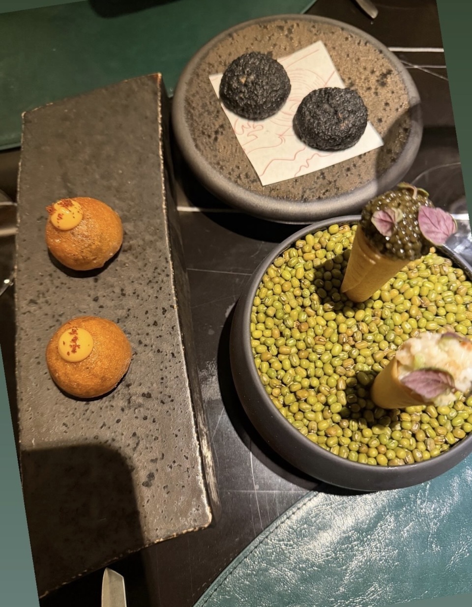 何超云平安夜盛装赴约，穿酒红色长裙明艳动人，被曝交往了新男友(图3)