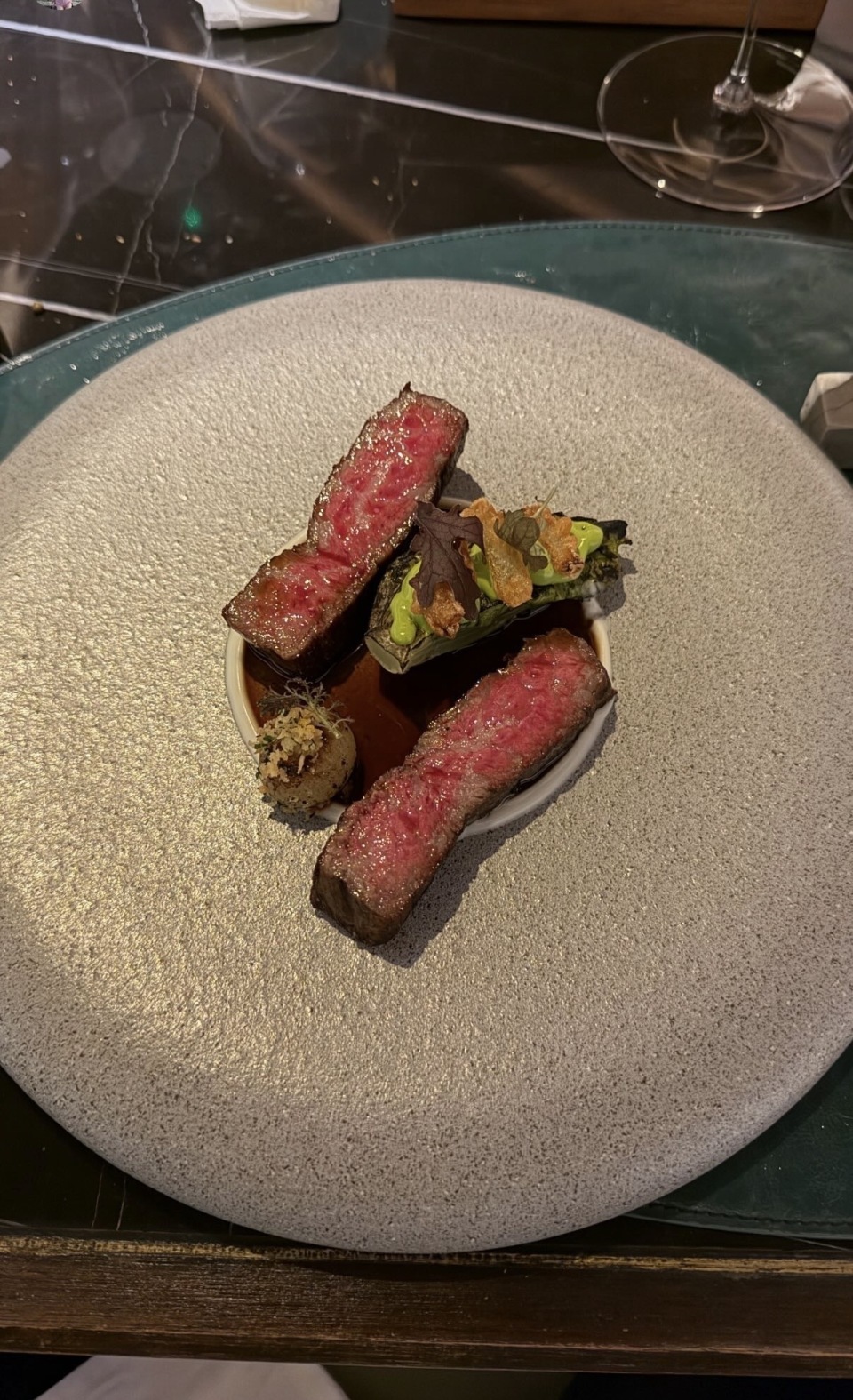 何超云平安夜盛装赴约，穿酒红色长裙明艳动人，被曝交往了新男友(图5)