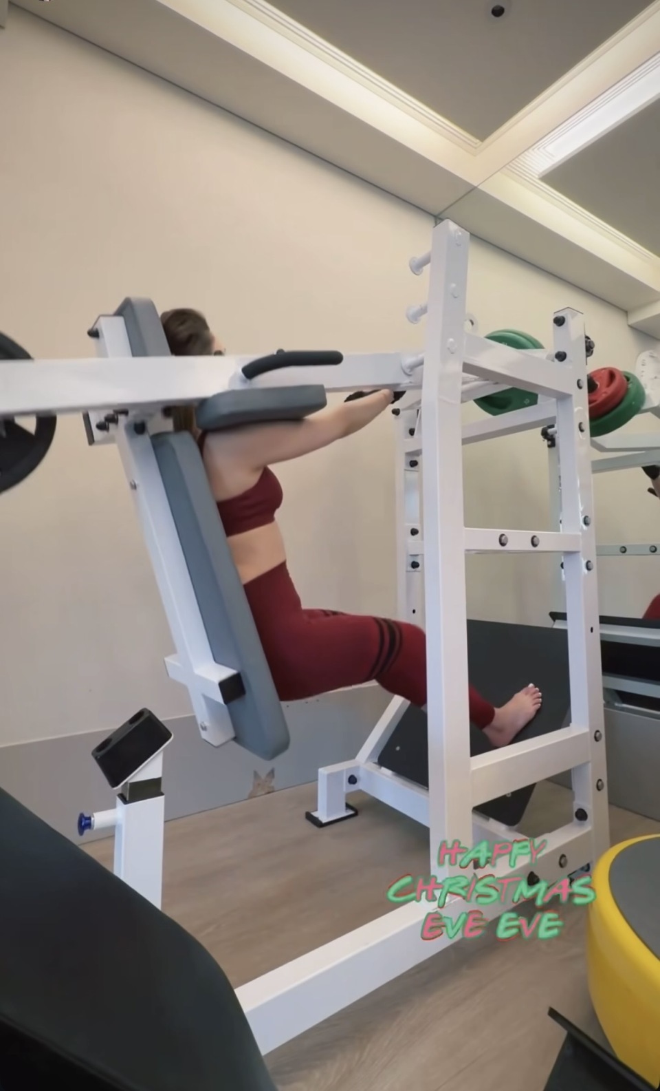 何超云平安夜盛装赴约，穿酒红色长裙明艳动人，被曝交往了新男友(图7)