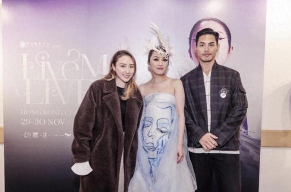 何超云平安夜盛装赴约，穿酒红色长裙明艳动人，被曝交往了新男友(图8)