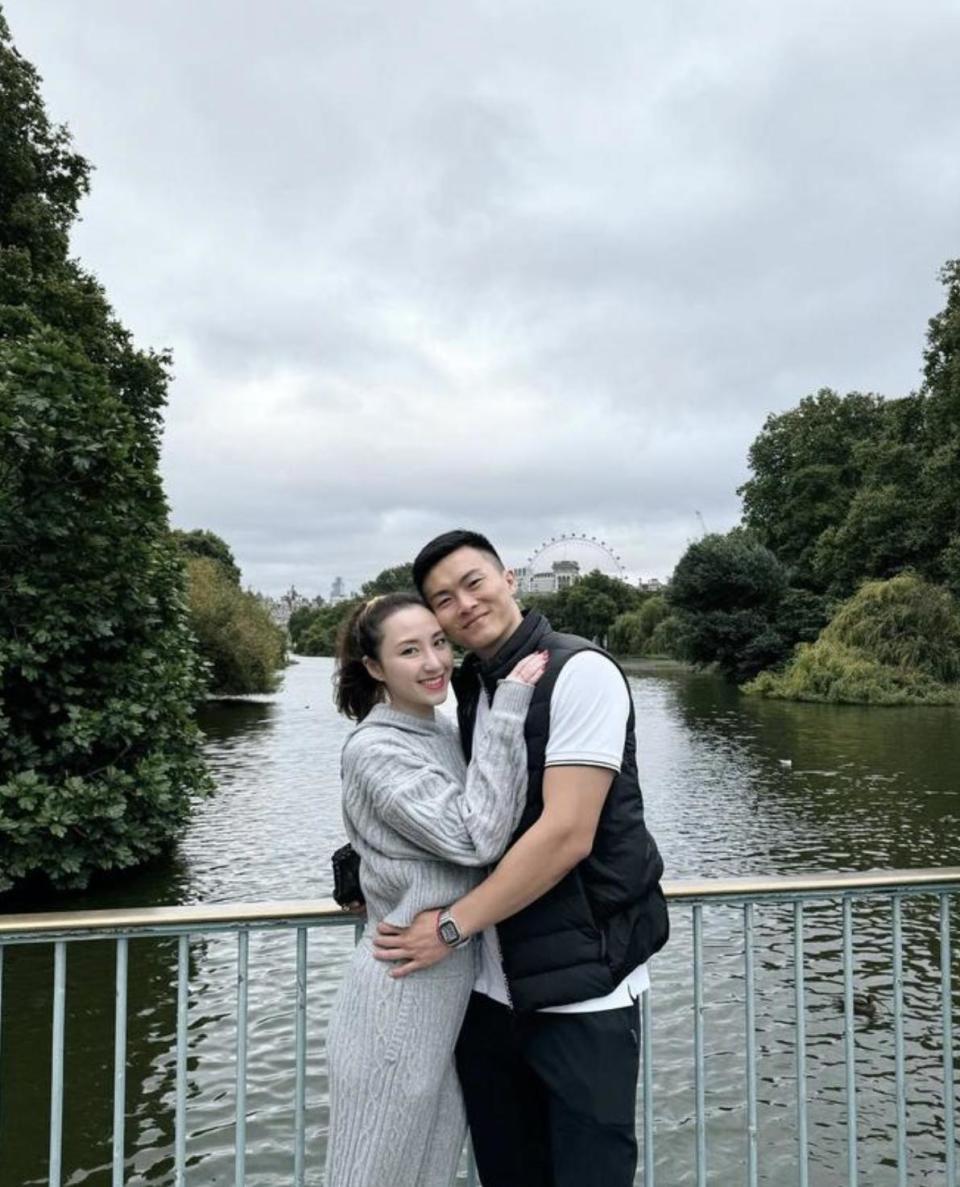 何超云平安夜盛装赴约，穿酒红色长裙明艳动人，被曝交往了新男友(图9)