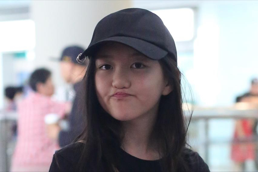 李嫣上海吃饭被偶遇，大冬天穿短袖很抗冻，又瘦又美很像妈妈王菲(图1)