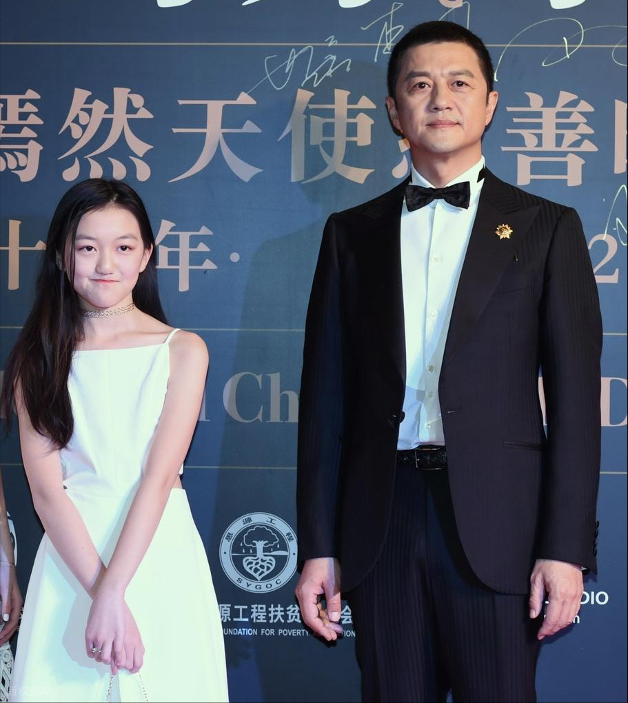 李嫣上海吃饭被偶遇，大冬天穿短袖很抗冻，又瘦又美很像妈妈王菲(图2)