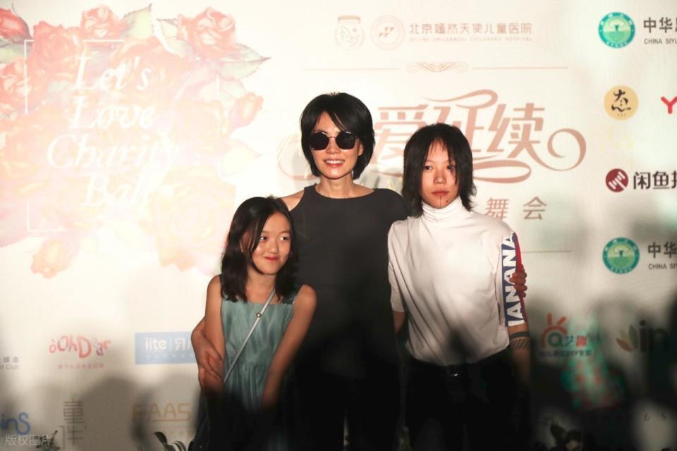 李嫣上海吃饭被偶遇，大冬天穿短袖很抗冻，又瘦又美很像妈妈王菲(图3)