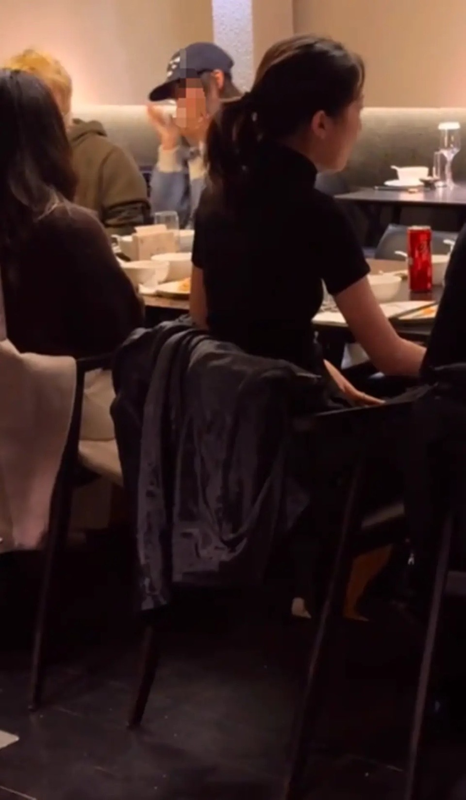 李嫣上海吃饭被偶遇，大冬天穿短袖很抗冻，又瘦又美很像妈妈王菲(图5)