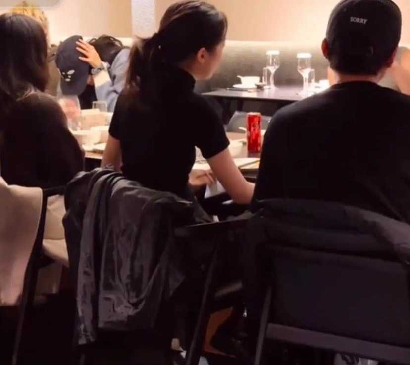 李嫣上海吃饭被偶遇，大冬天穿短袖很抗冻，又瘦又美很像妈妈王菲(图6)